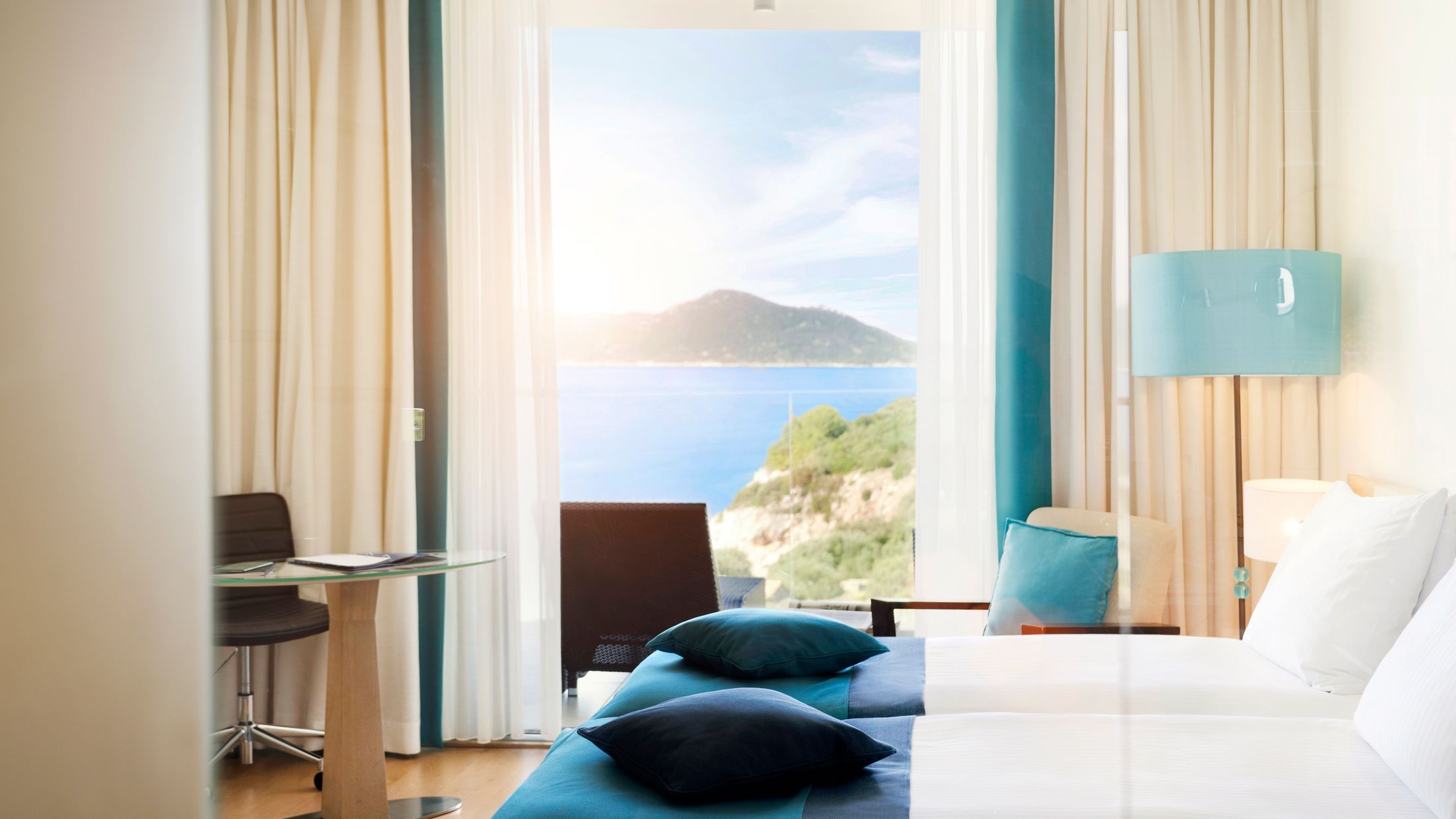 120426-Club-Room-Hybris