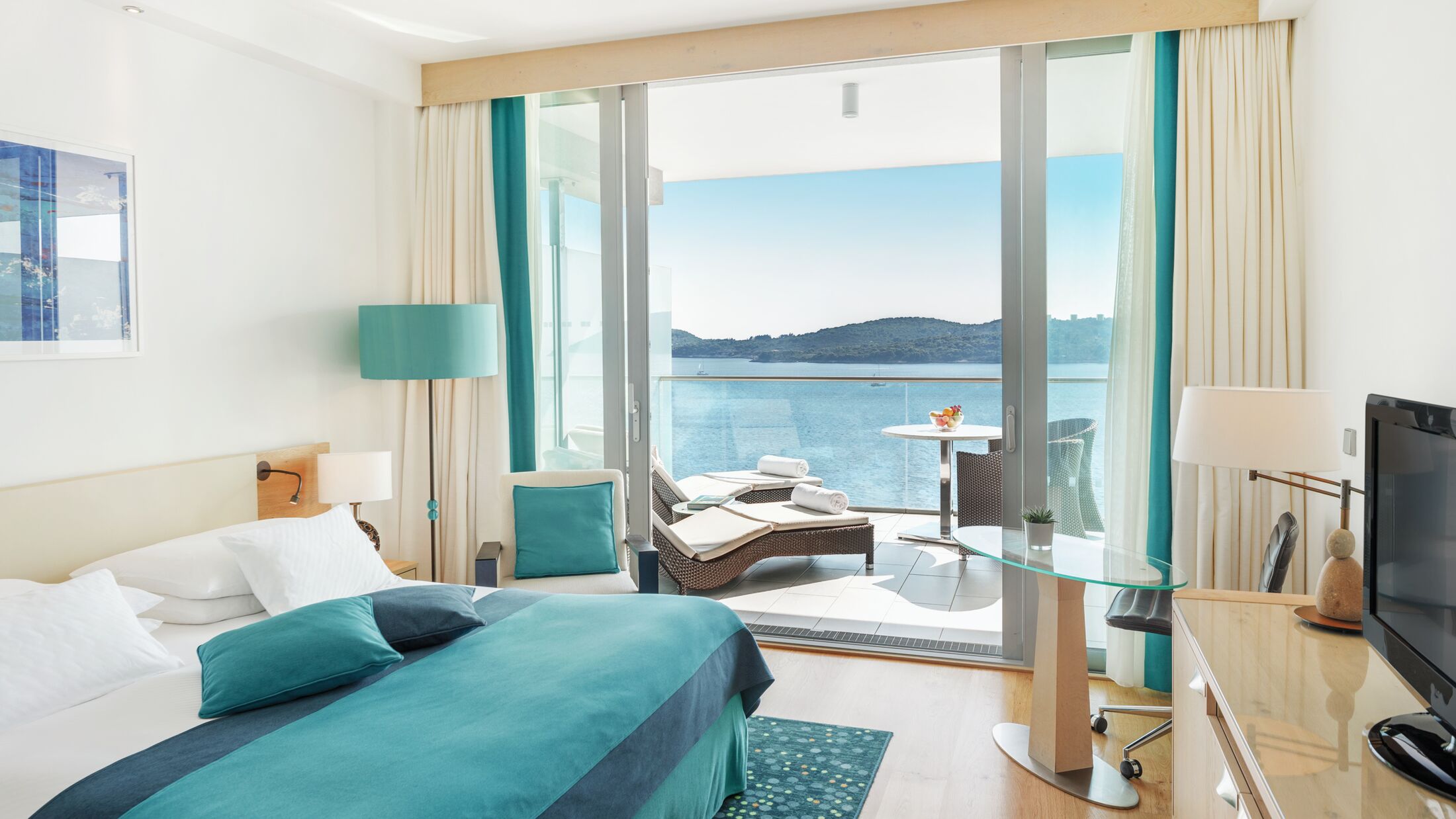 120426-Deluxe-Room-001-Hybris